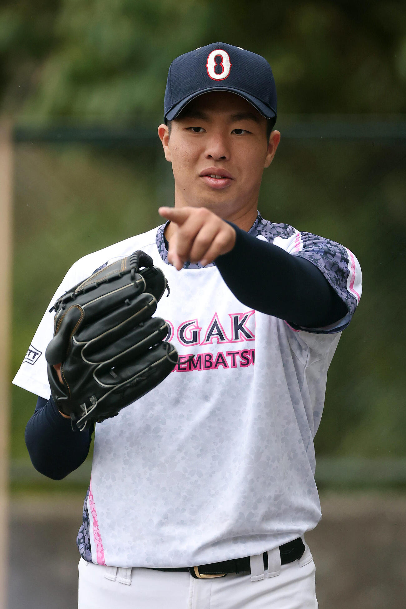 ブルペンで投球練習に臨む沖縄尚学・末吉（撮影・前田充）