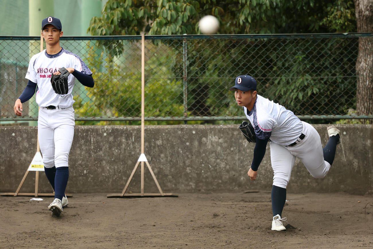 ブルペンで投げ込む沖縄尚学・末吉（右）と新垣（撮影・前田充）