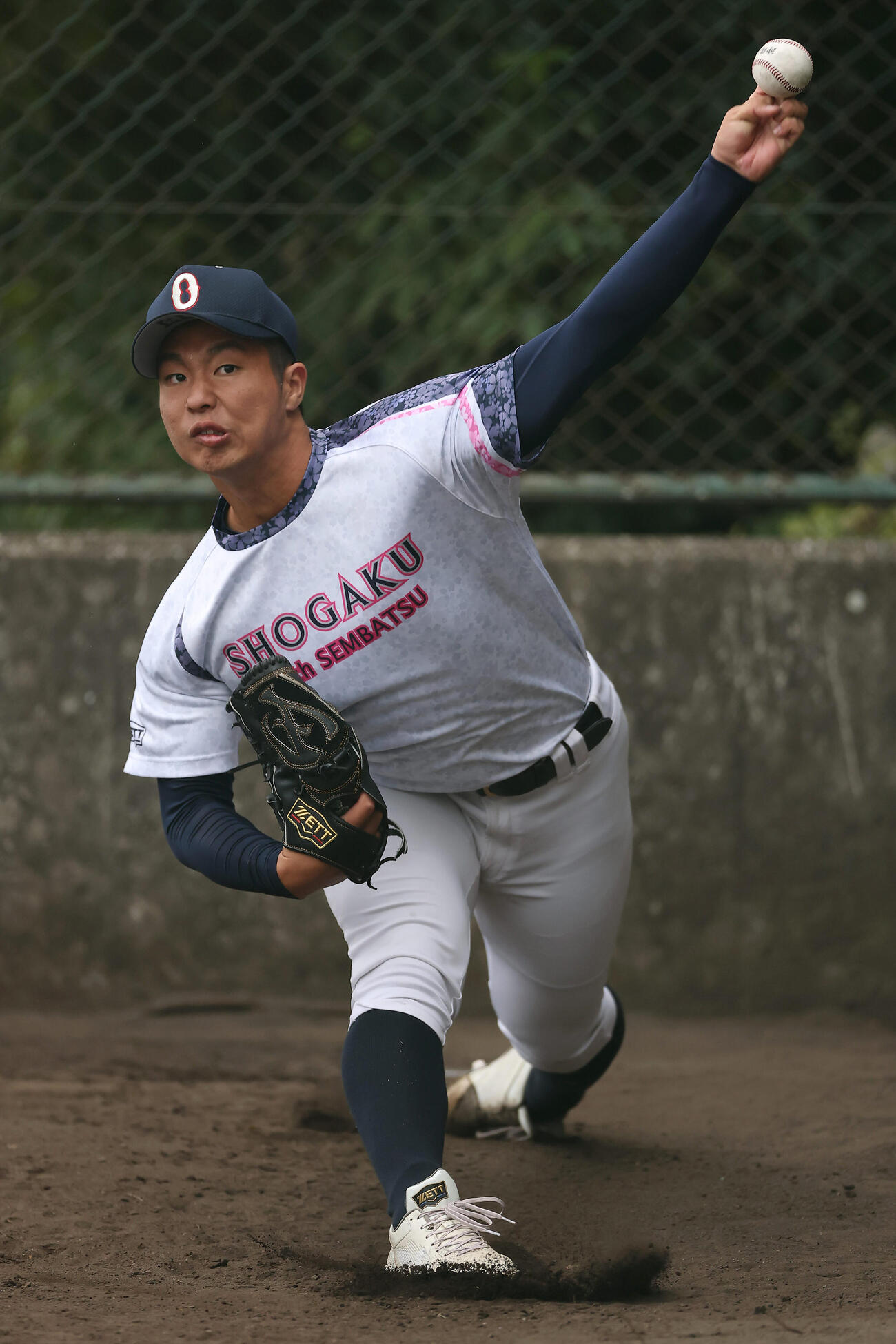 ブルペンで投げ込む沖縄尚学・末吉（撮影・前田充）