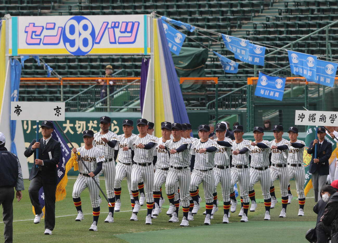 開会式リハーサルで甲子園のグラウンドを行進する帝京ナイン（撮影・上山淳一）