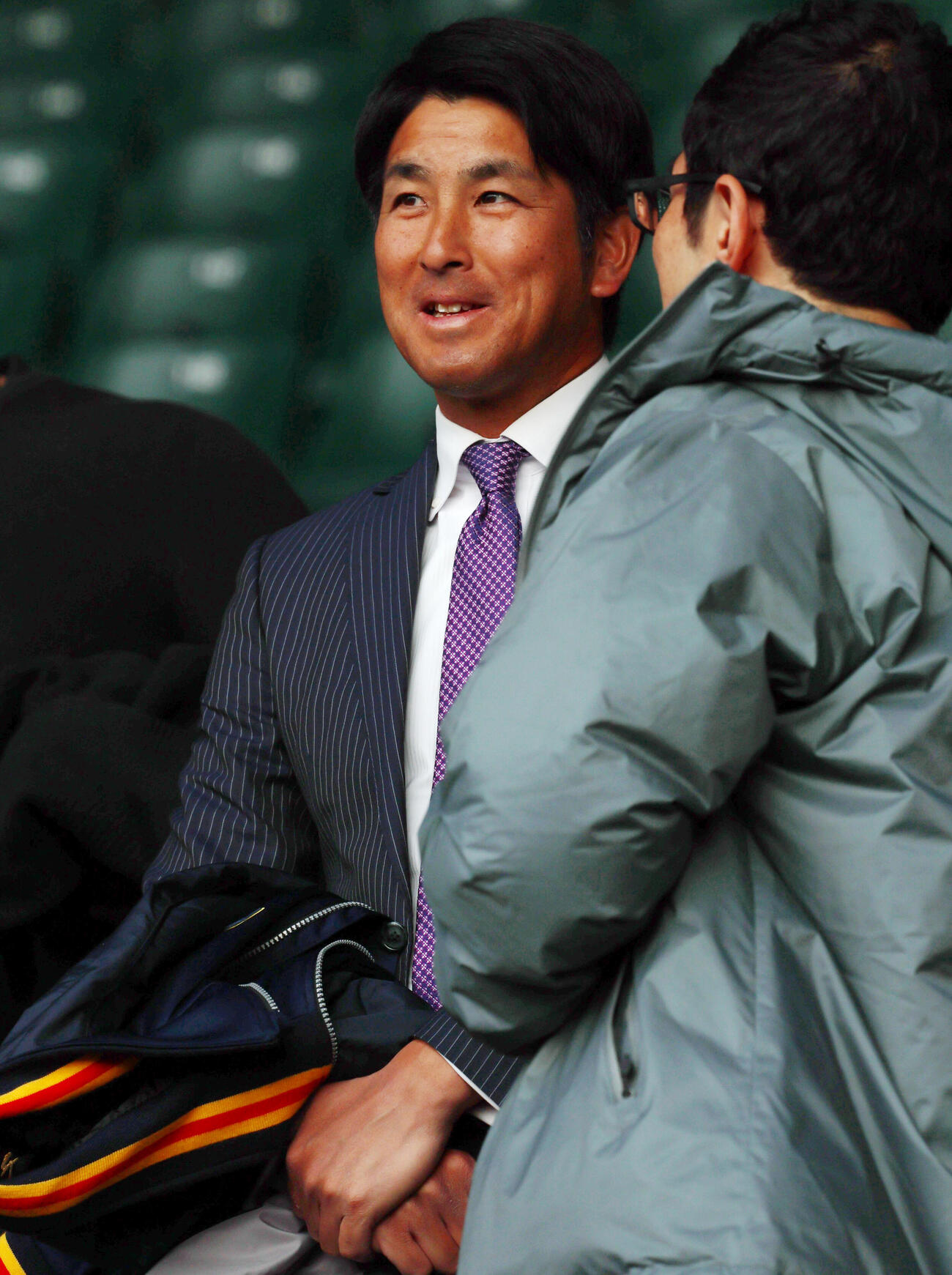 選抜高校野球大会の開会式リハーサル前、記者の質問に答える帝京・金田監督（撮影・加藤哉）