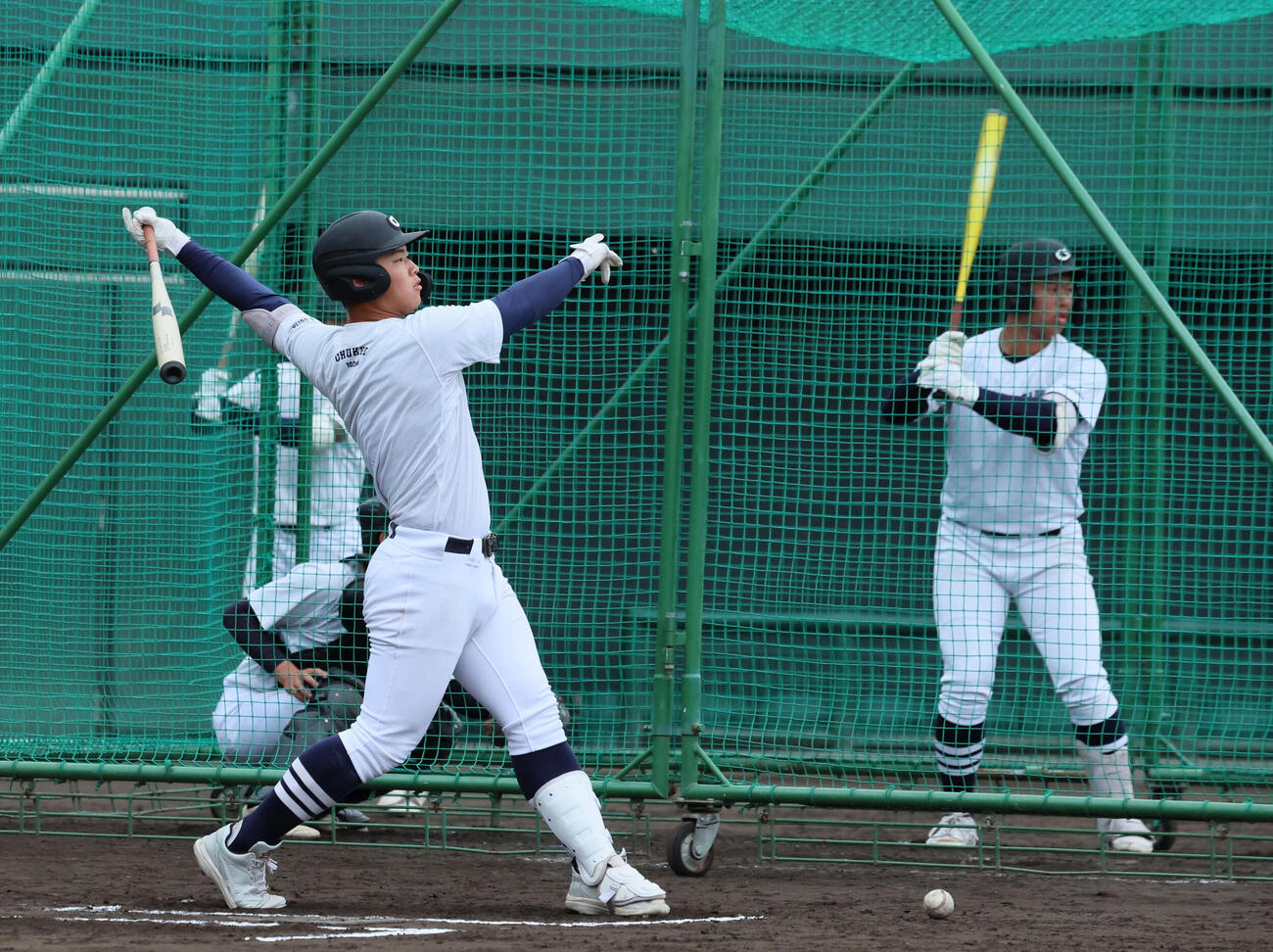 2026年3月18日、打撃練習を行う中京大中京・荻田。右は松田