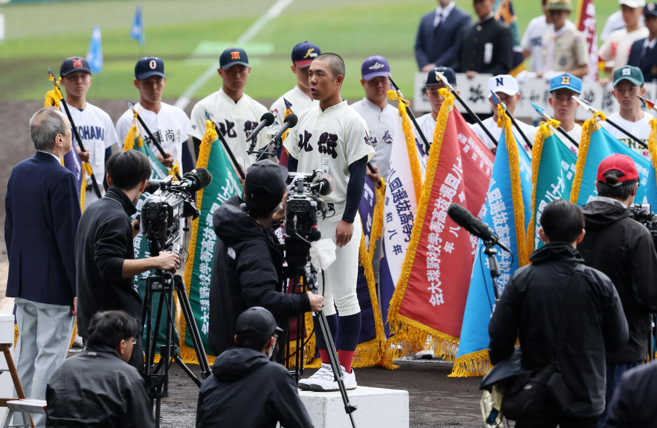 選手宣誓する北照の手代森主将（撮影・加藤哉）