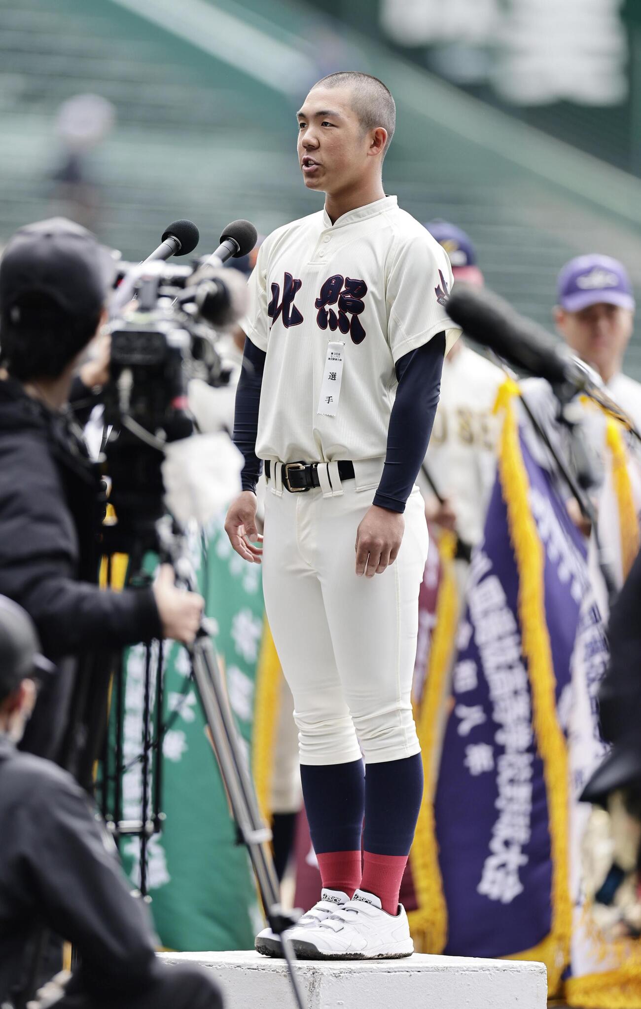 第98回選抜高校野球大会の開会式で、選手宣誓する北照の手代森煌斗主将（共同）