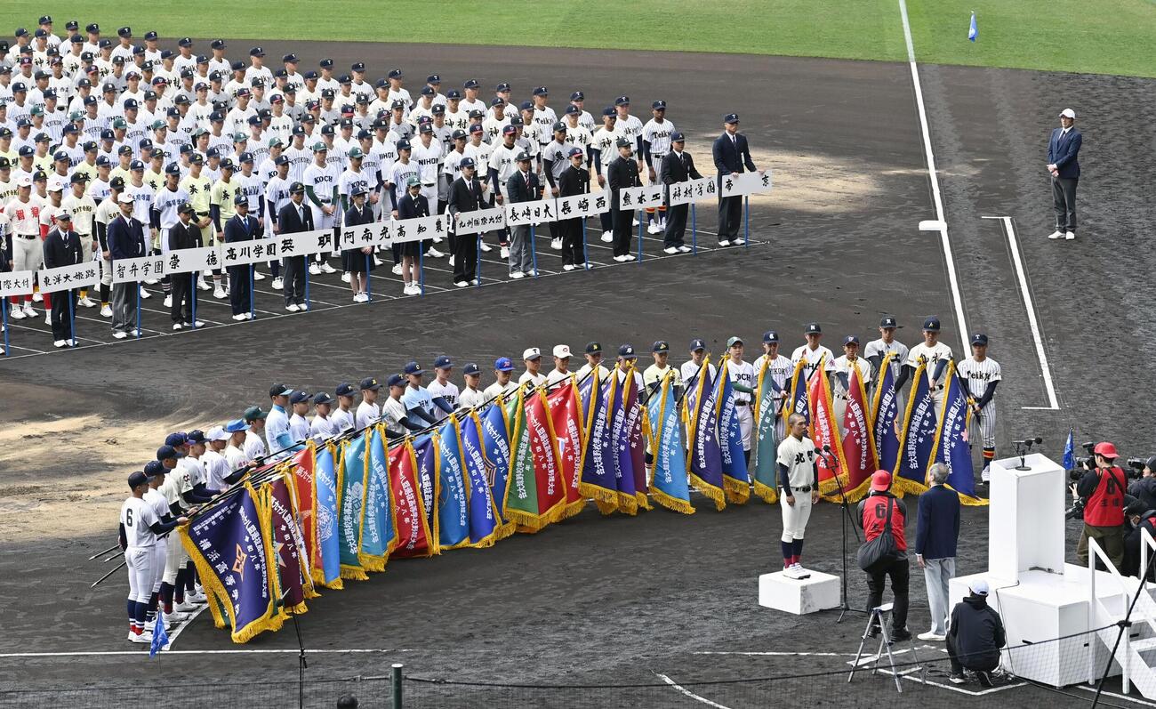 第98回選抜高校野球大会の開会式で、選手宣誓する北照の手代森煌斗主将（共同）