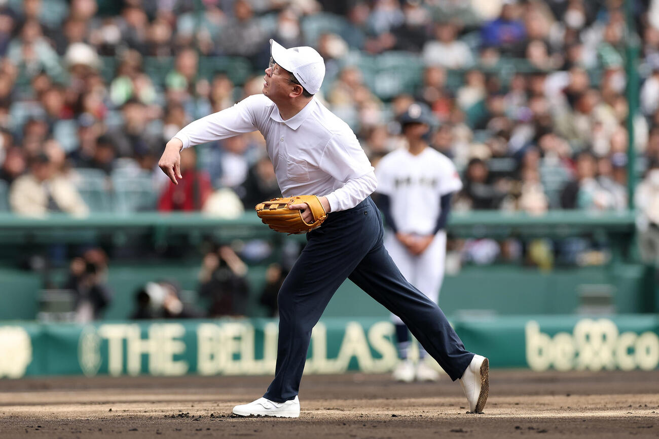 沖縄尚学対帝京　始球式を務める河合純一スポーツ庁長官（撮影・前田充）