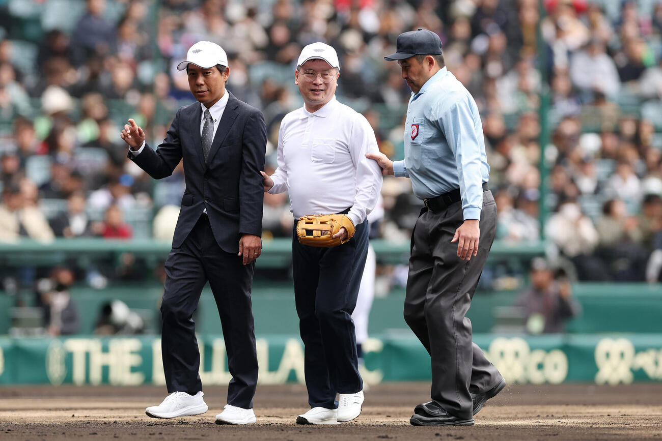 沖縄尚学対帝京　始球式を務めた河合純一スポーツ庁長官（中央）（撮影・前田充）