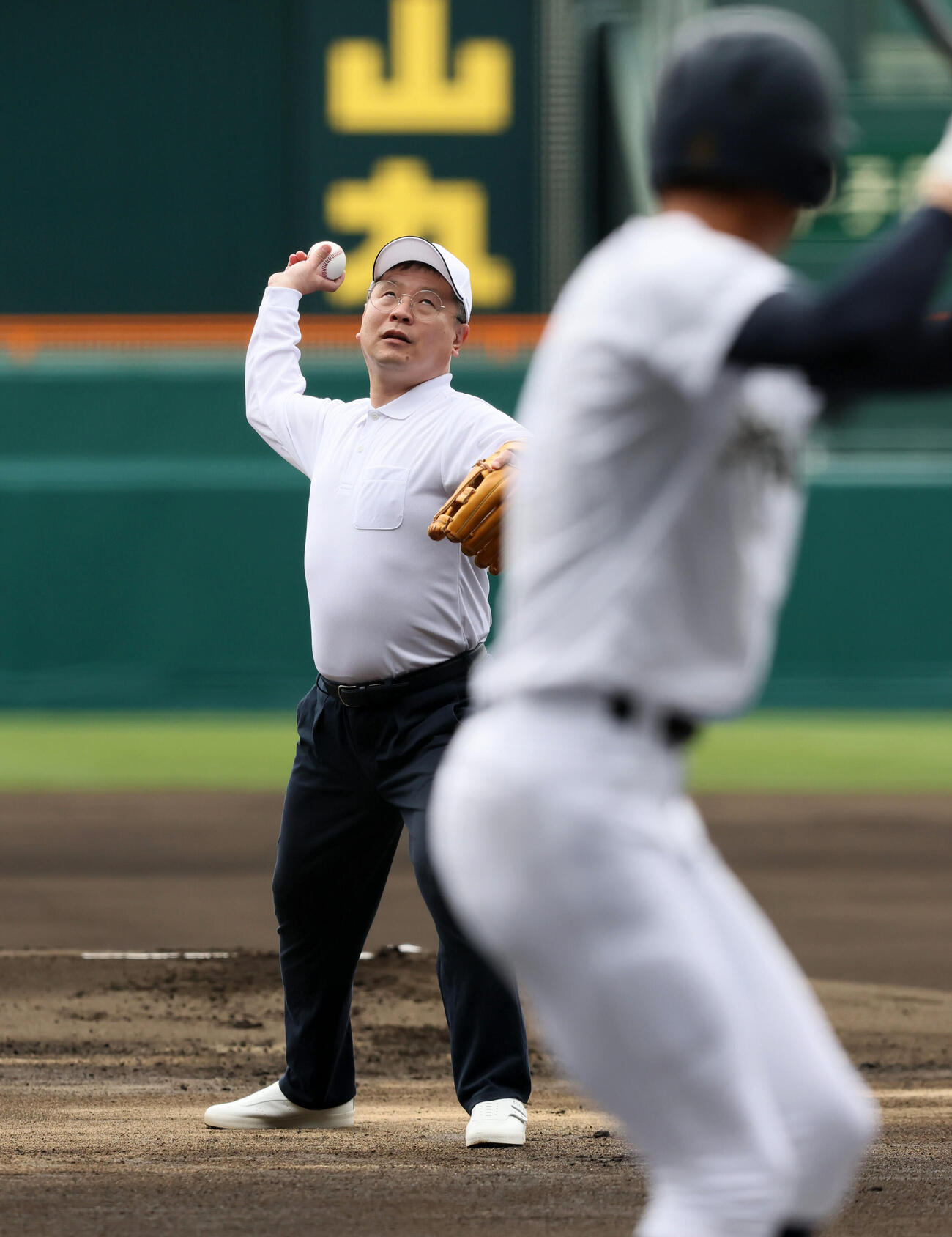 沖縄尚学対帝京　始球式を行う河合純一スポーツ庁長官（撮影・加藤哉）