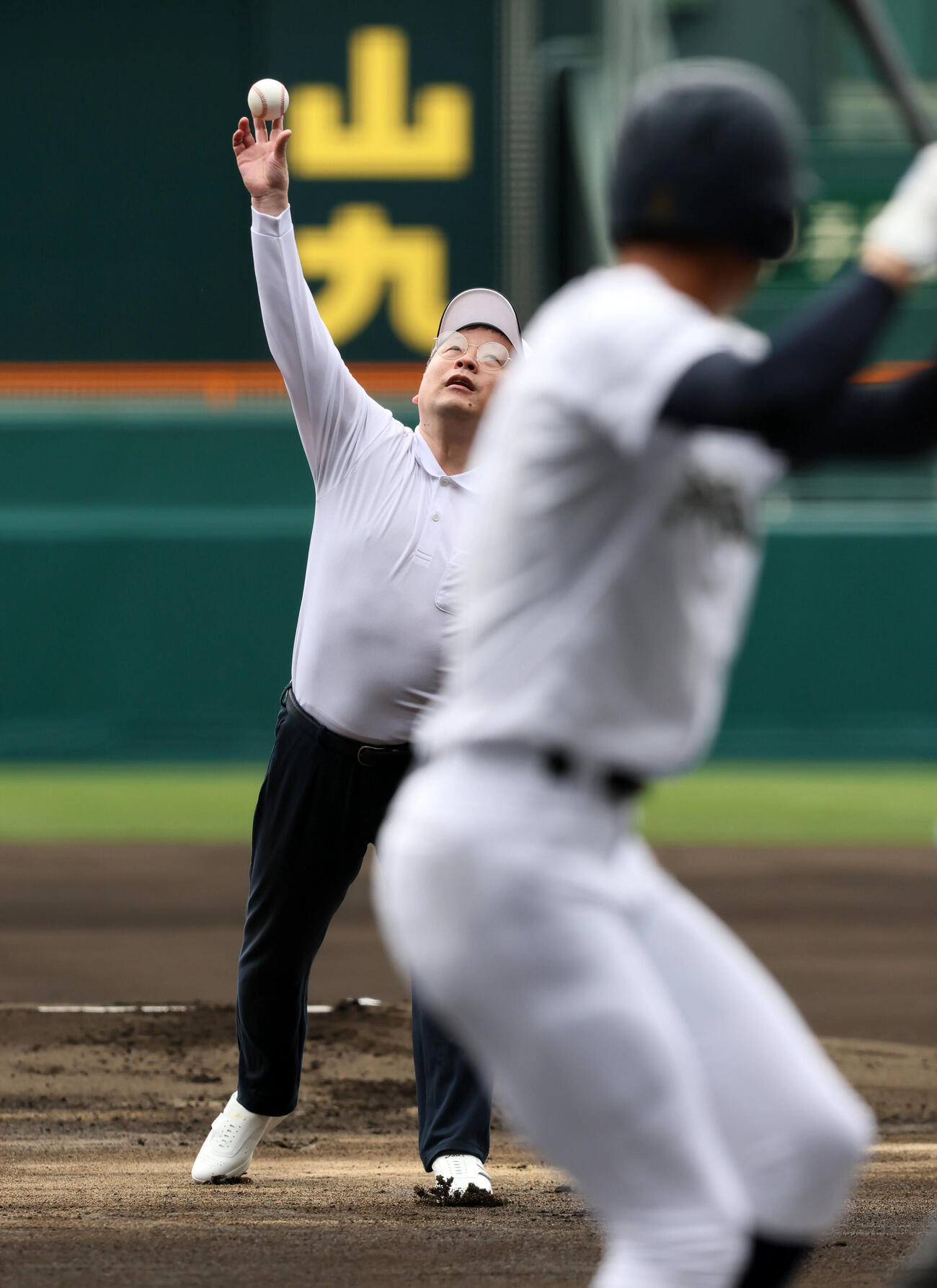 沖縄尚学対帝京　始球式を行う河合純一スポーツ庁長官（撮影・加藤哉）