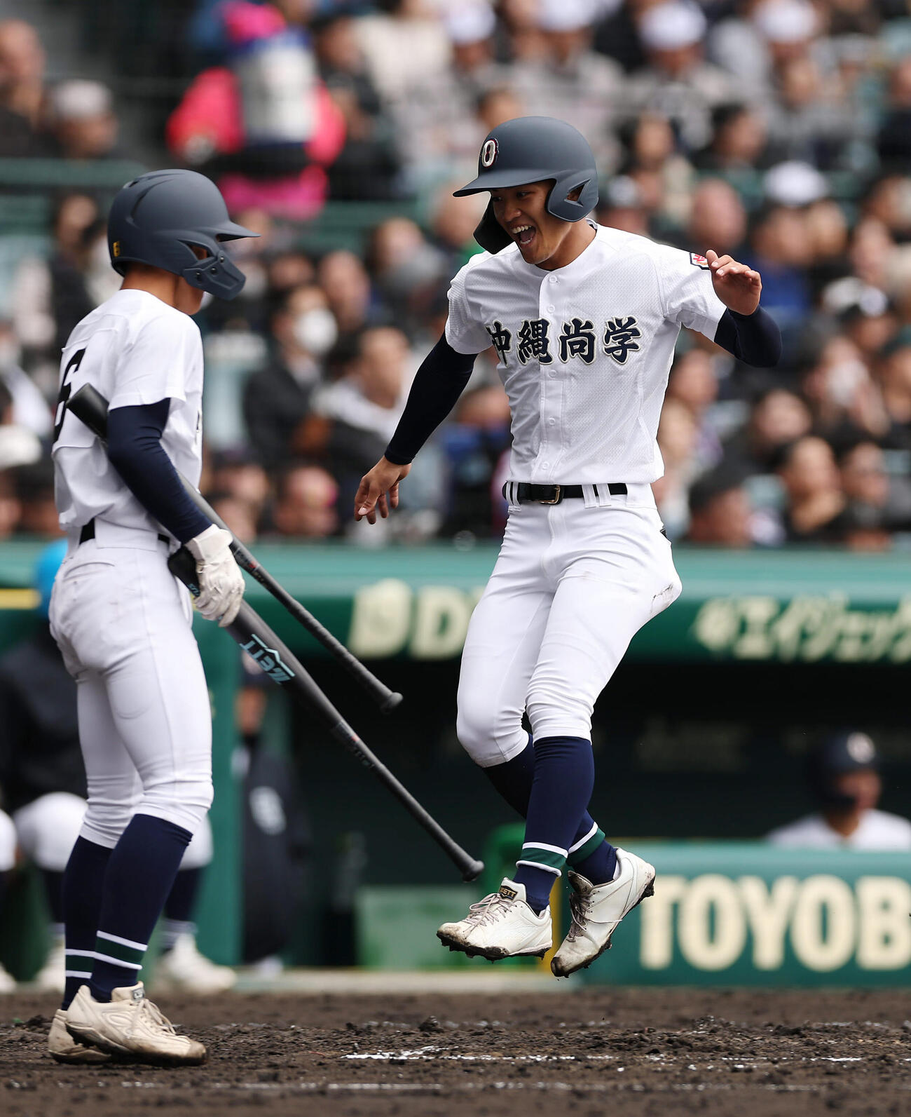 沖縄尚学対帝京　3回表沖縄尚学1死二塁、仲間の適時二塁打で生還する比嘉（右）（撮影・前田充）