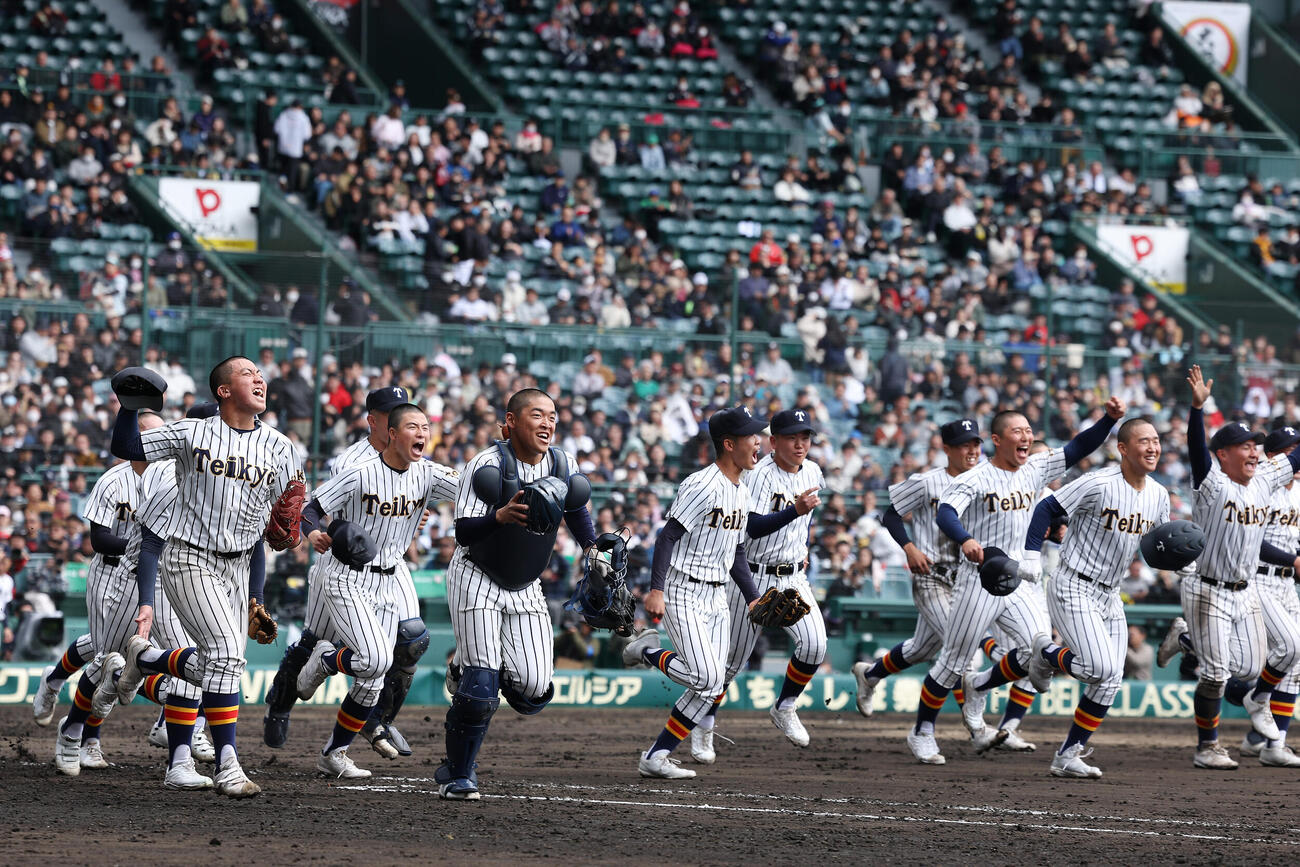 沖縄尚学対帝京　沖縄尚学に逆転勝利し、笑顔で駆け出す帝京の選手たち（撮影・前田充）