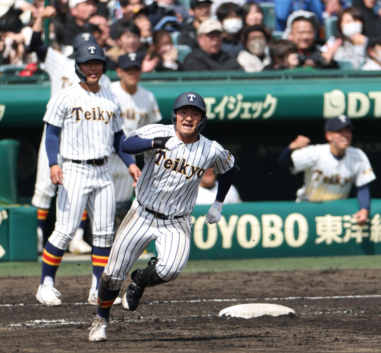 8回裏帝京1死満塁、蔦原（手前）は中適時2点二塁打を放ち二塁に向かう（撮影・上山淳一）