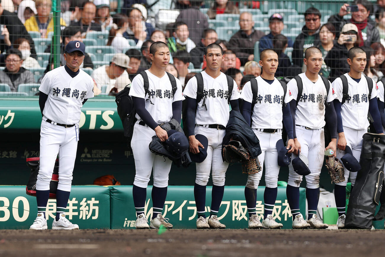 沖縄尚学対帝京　帝京に敗れ、厳しい表情で整列する比嘉監督（左端）ら沖縄尚学の選手たち（撮影・前田充）