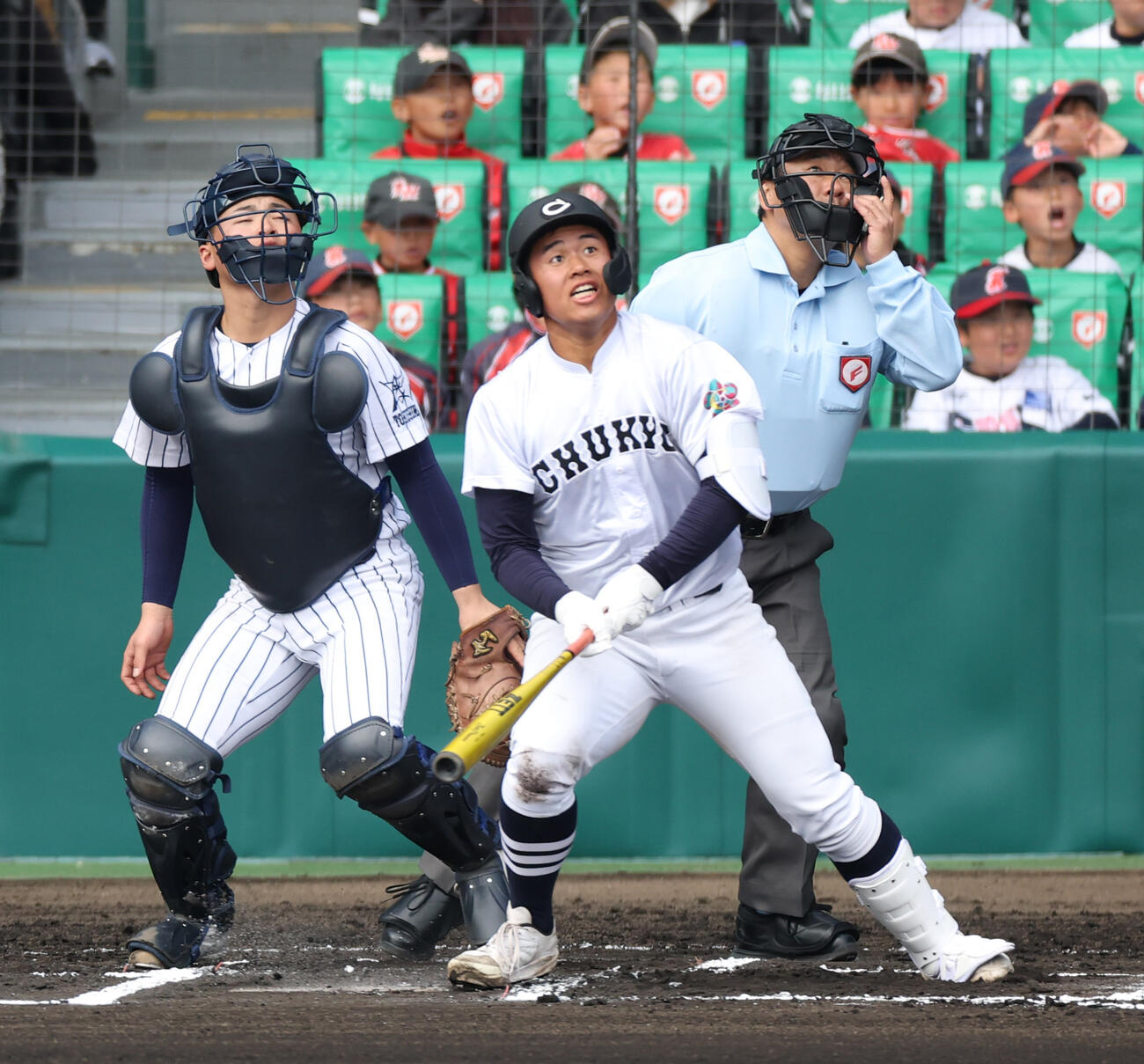 中京大中京対阿南光　6回表中京大中京1死、松田は左越え本塁打を放つ（撮影・上山淳一）