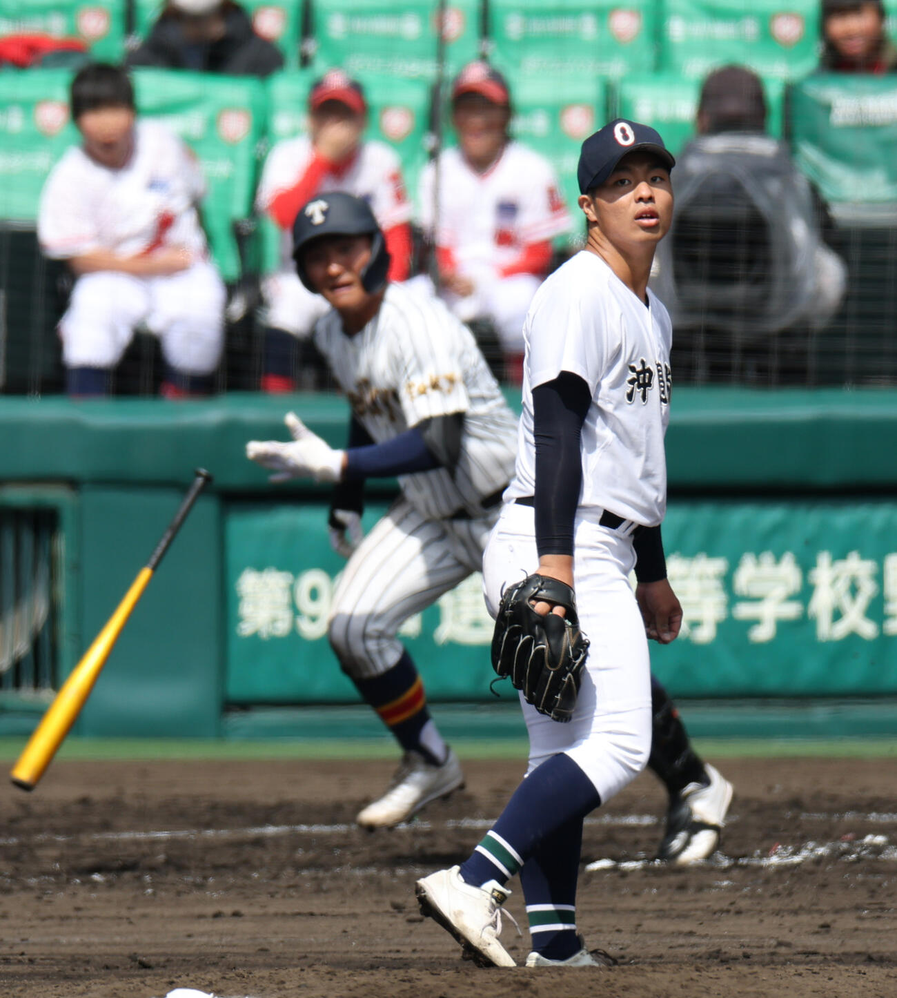 沖縄尚学対帝京　8回裏帝京1死満塁、末吉（手前）は蔦原に中適時2点二塁打を浴びる（撮影・上山淳一）