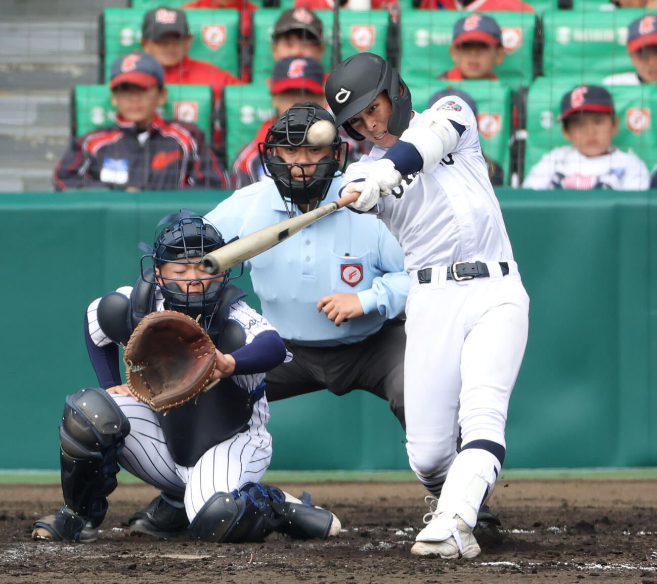 中京大中京対阿南光　6回表中京大中京1死、松田は左越え本塁打を放つ（撮影・上山淳一）