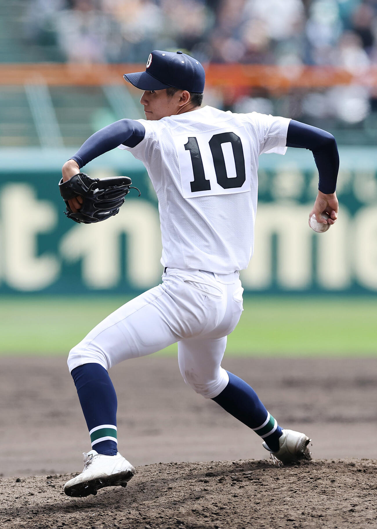 沖縄尚学対帝京　8回裏帝京2死満塁、2番手でマウンドに上がった沖縄尚学・新垣（撮影・前田充）