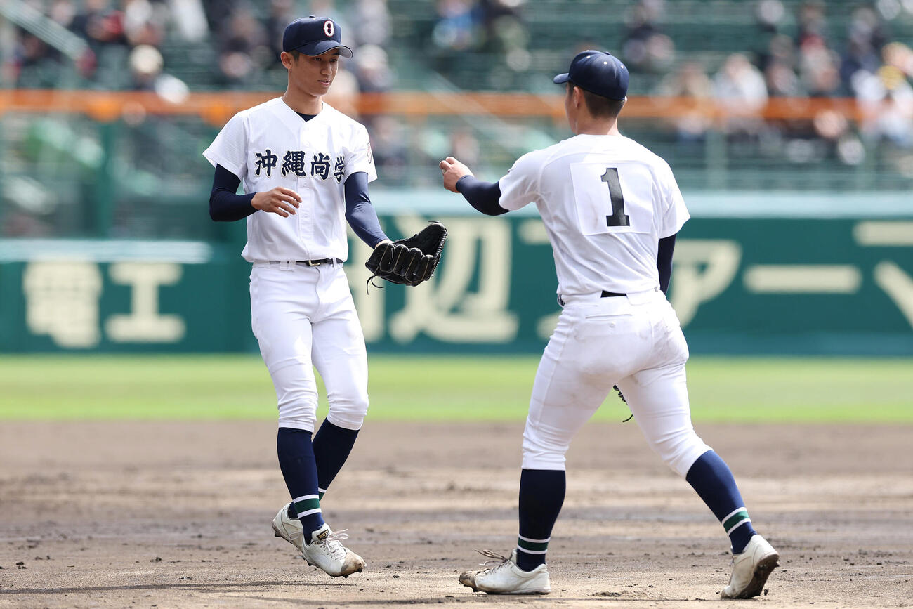 沖縄尚学対帝京　8回裏帝京2死満塁、末吉（右）に代わってマウンドに上がる新垣（撮影・前田充）