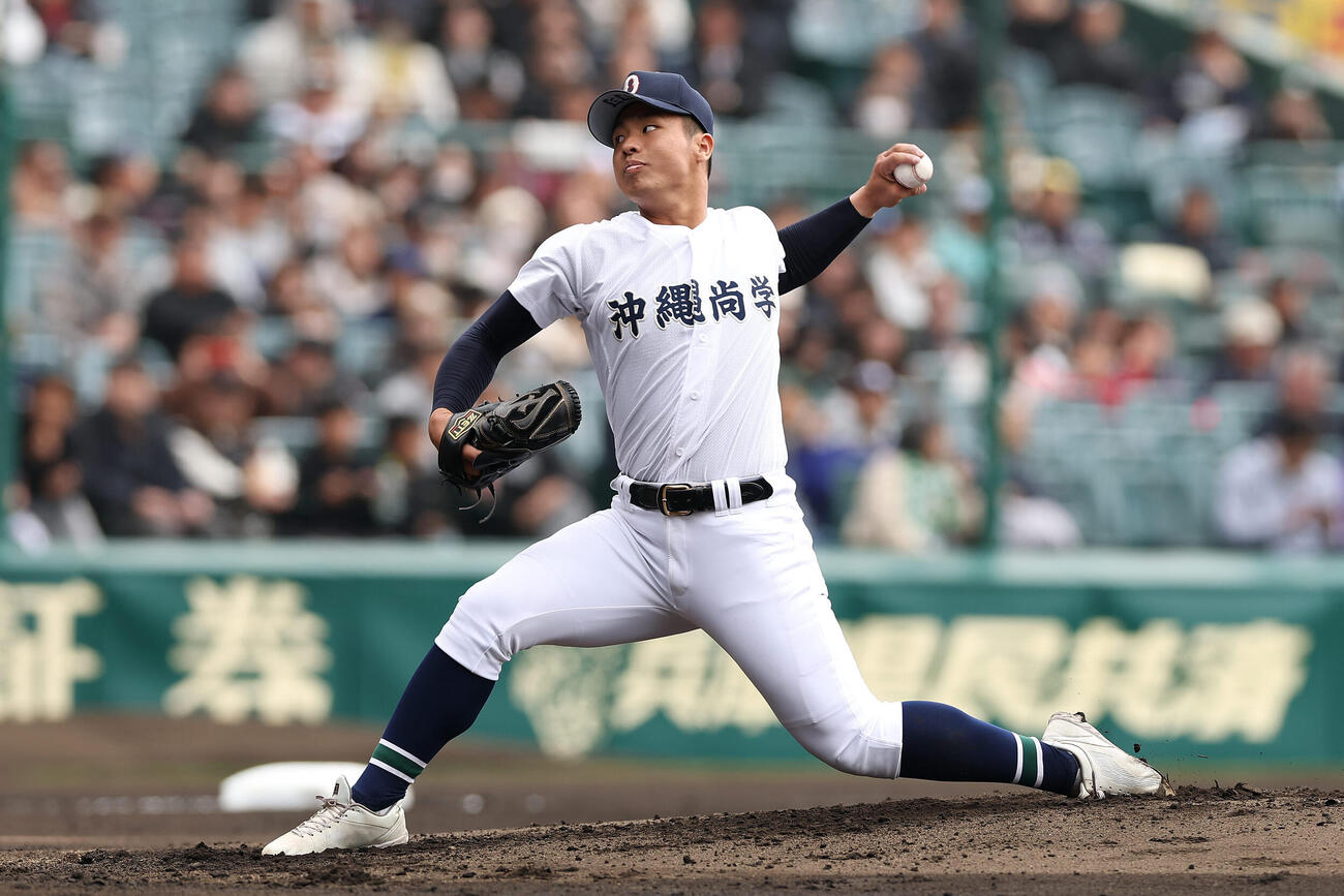 沖縄尚学対帝京　力投する沖縄尚学先発の末吉（撮影・前田充）