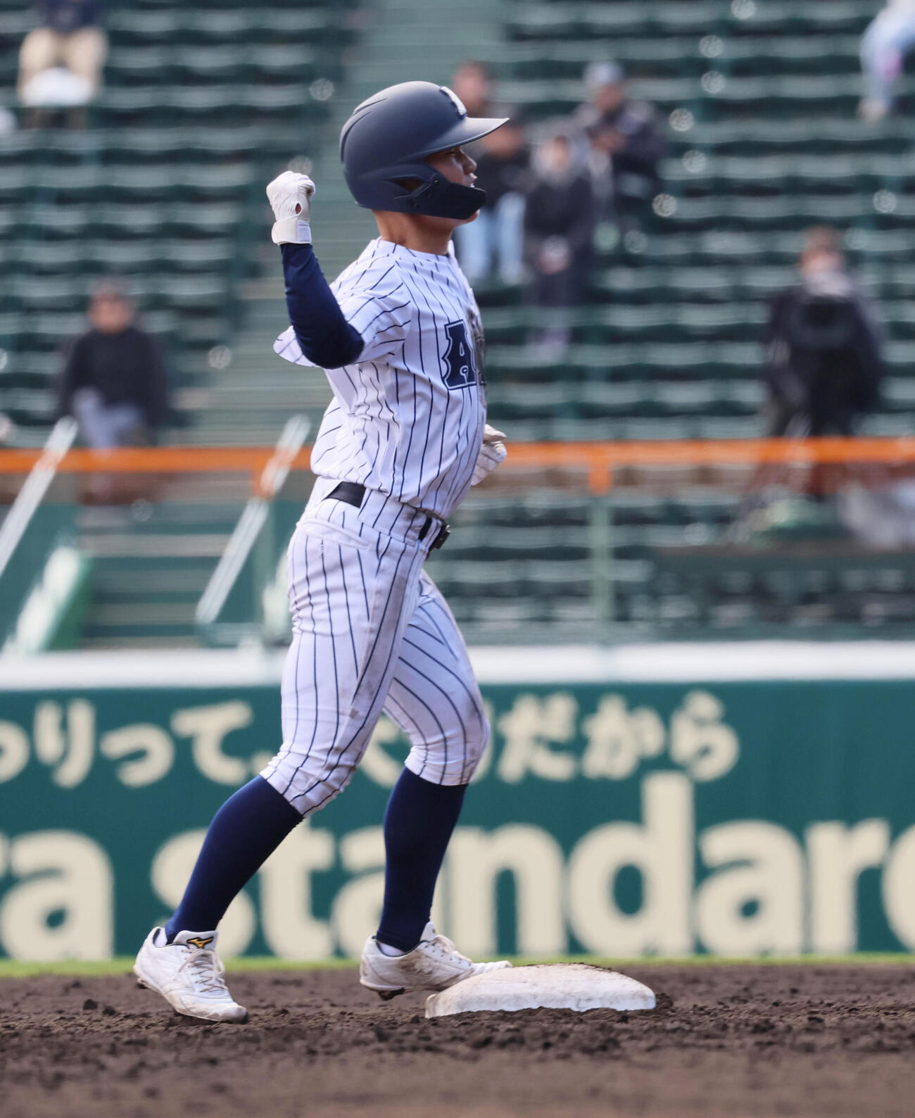 中京大中京対阿南光　5回裏阿南光2死二塁。松崎は中前同点適時二塁打を放ちガッツポーズ（撮影・宮崎幸一）