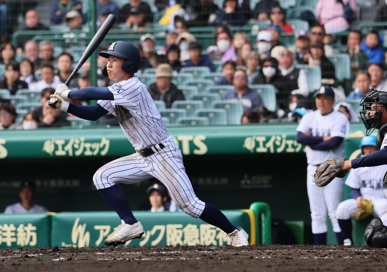 中京大中京対阿南光　5回裏阿南光2死二塁。松崎は中前同点適時二塁打を放つ（撮影・宮崎幸一）