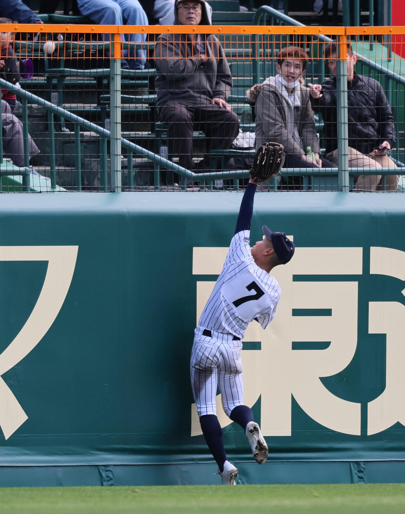 中京大中京対阿南光　6回表中京大中京1死、井坂は松田の左越え勝ち越し本塁打を追うが届かず（撮影・宮崎幸一）