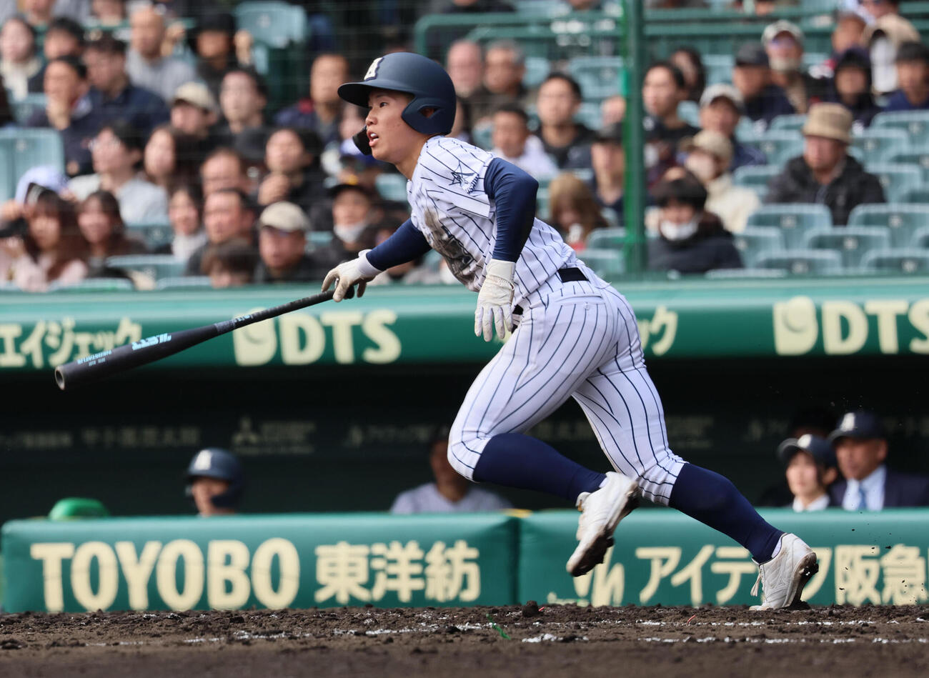 中京大中京対阿南光　5回裏阿南光2死二塁。松崎は中前同点適時二塁打を放つ（撮影・宮崎幸一）