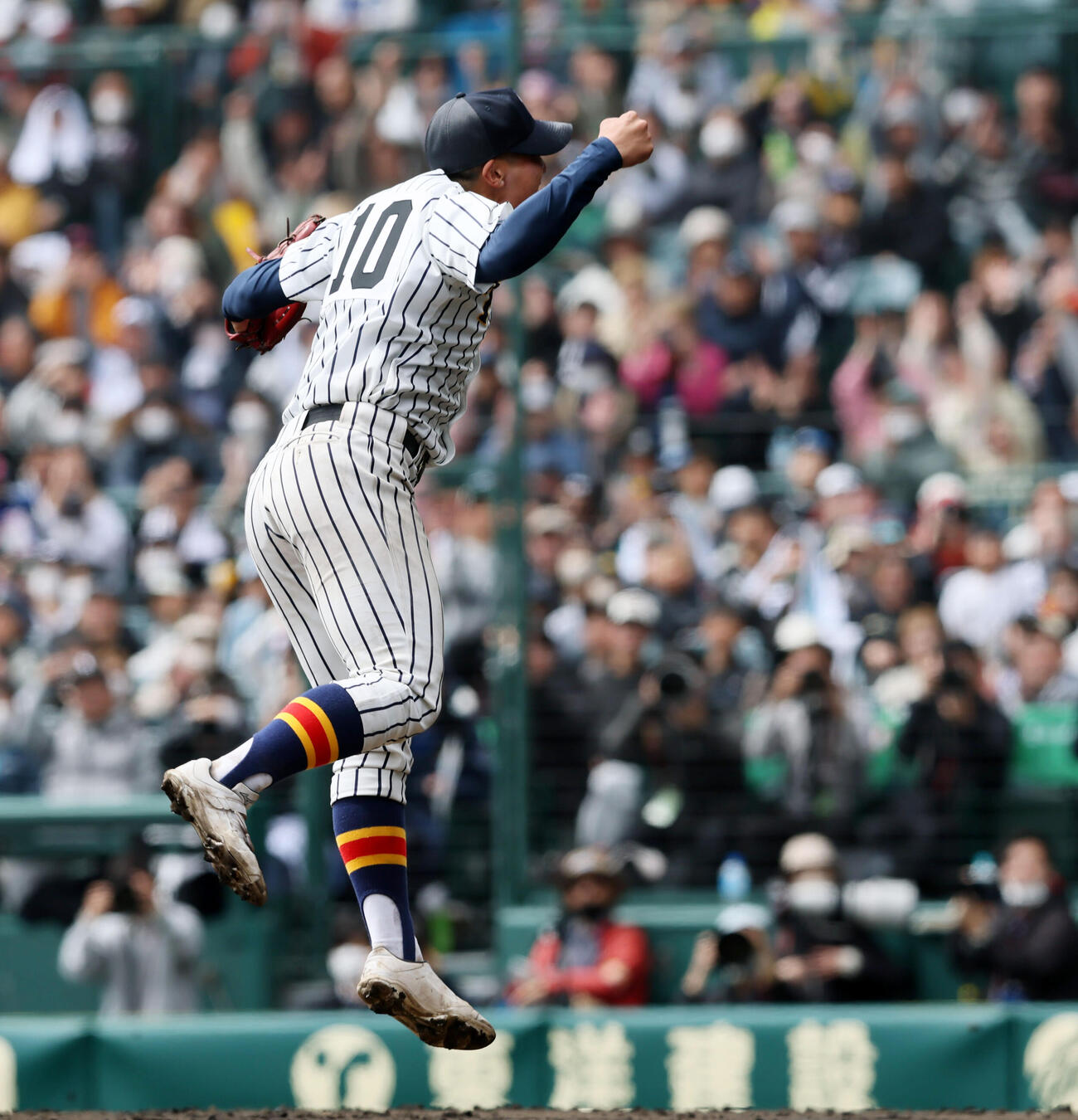 沖縄尚学対帝京　9回表、沖縄尚学に逆転で勝利しマウンドで歓喜のジャンプを見せる帝京・岡田（撮影・加藤哉）