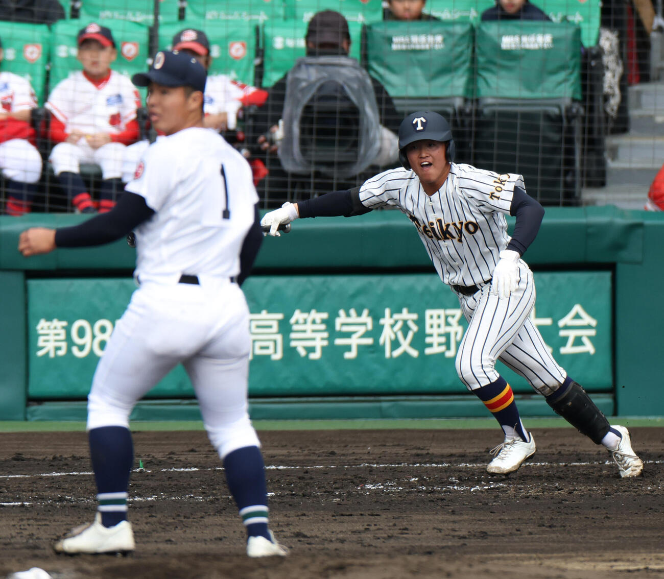 沖縄尚学対帝京　3回裏帝京2死、池田は中前打を放つ（撮影・上山淳一）