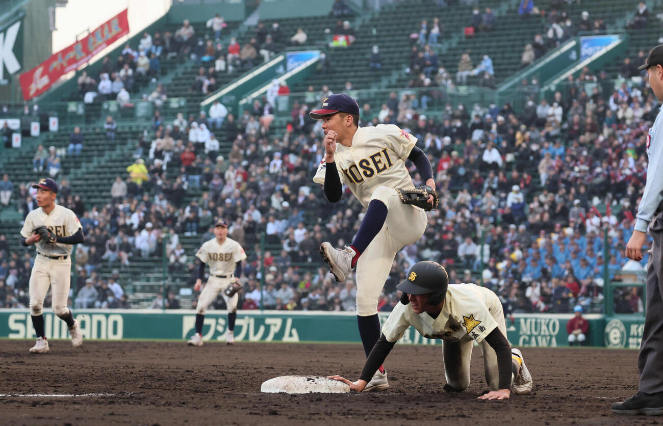 八戸学院光星対崇徳　8回裏崇徳1死二、三塁、打者寺西の時。鈴木の三塁けん制が高く浮き、三塁走者の鈴木がかえり同点となる（撮影・宮崎幸一）