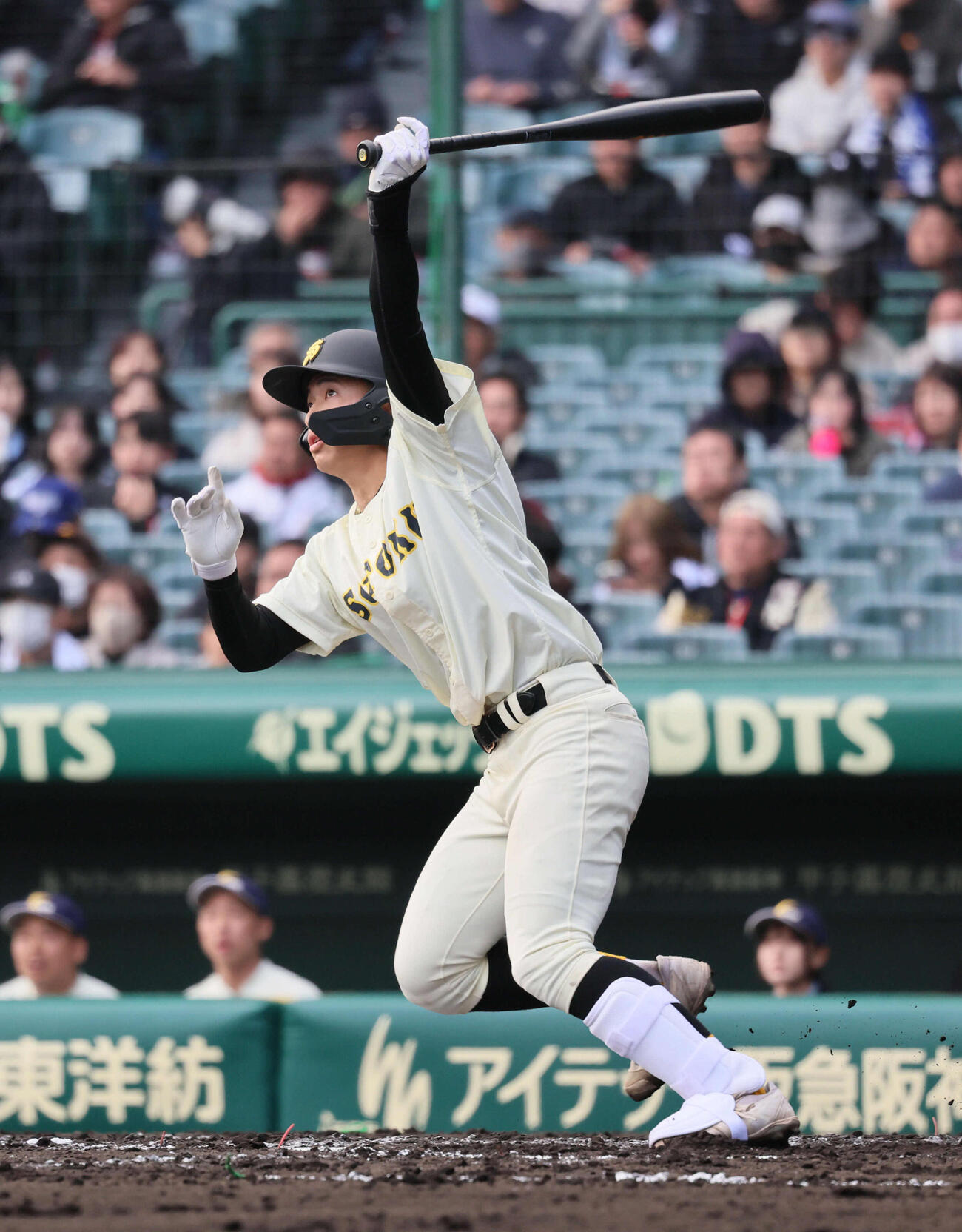 八戸学院光星対崇徳　1回裏崇徳1死一、二塁、田井は左越え2点適時二塁打を放つ（撮影・宮崎幸一）