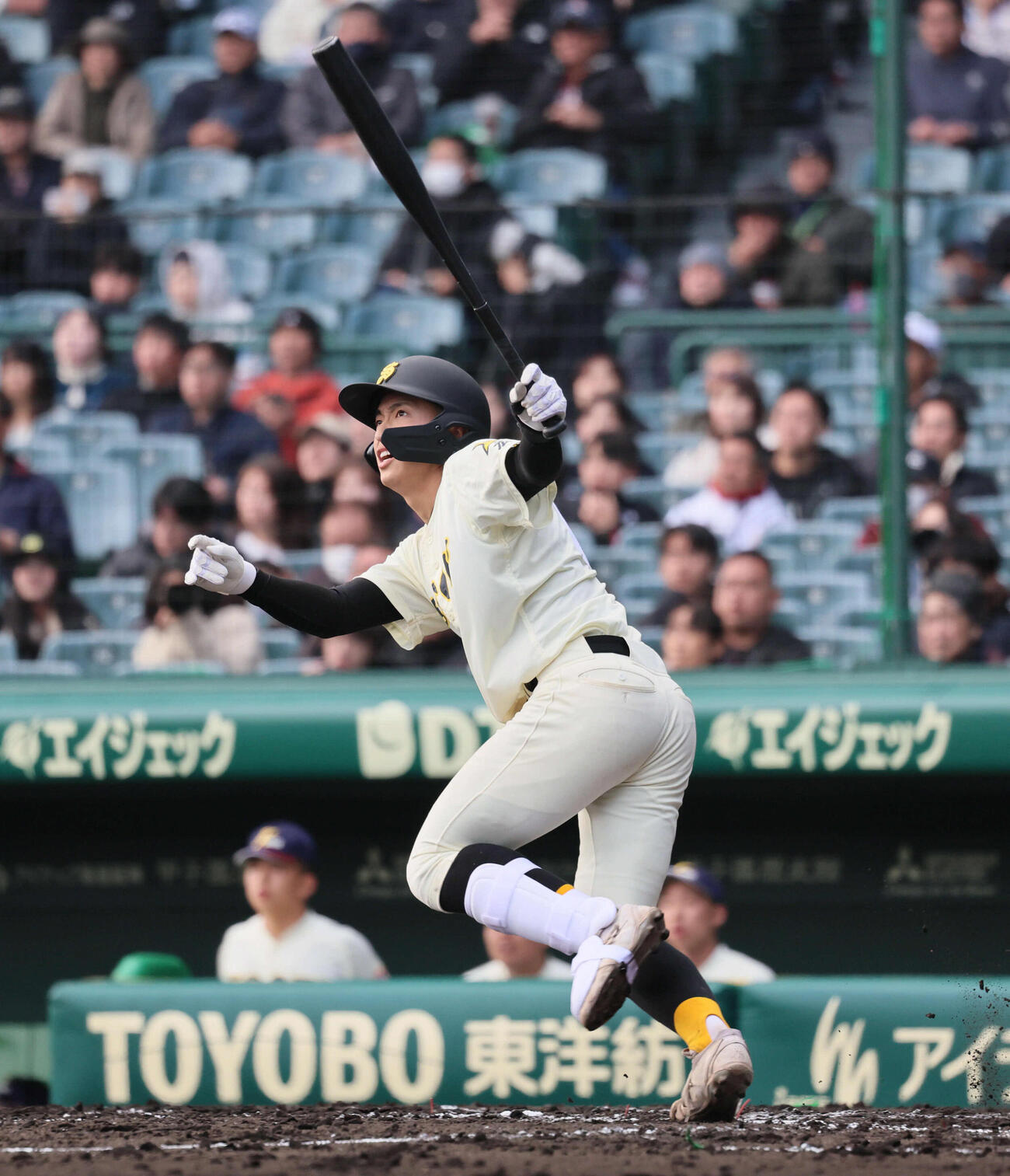 八戸学院光星対崇徳　1回裏崇徳1死一、二塁、田井は左越え2点適時二塁打を放つ（撮影・宮崎幸一）