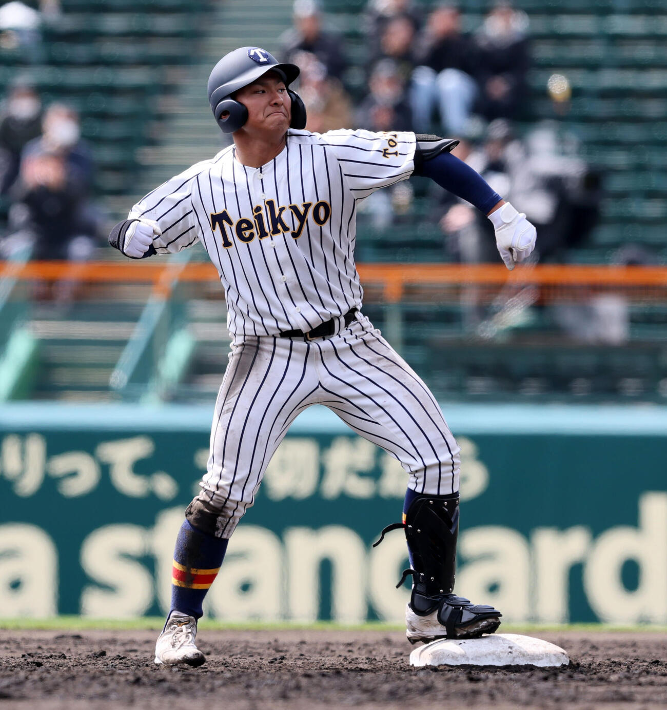 沖縄尚学対帝京　8回裏帝京1死満塁、蔦原は中越え2点適時二塁打を放つ（撮影・加藤哉）