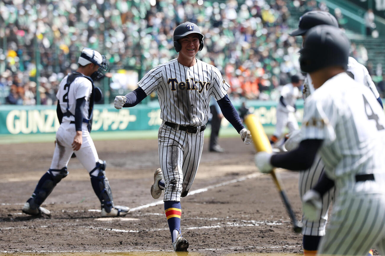 沖縄尚学対帝京　8回裏帝京1死満塁、蔦原の2点適時二塁打で逆転の生還を果たした二走目代（撮影・前田充）