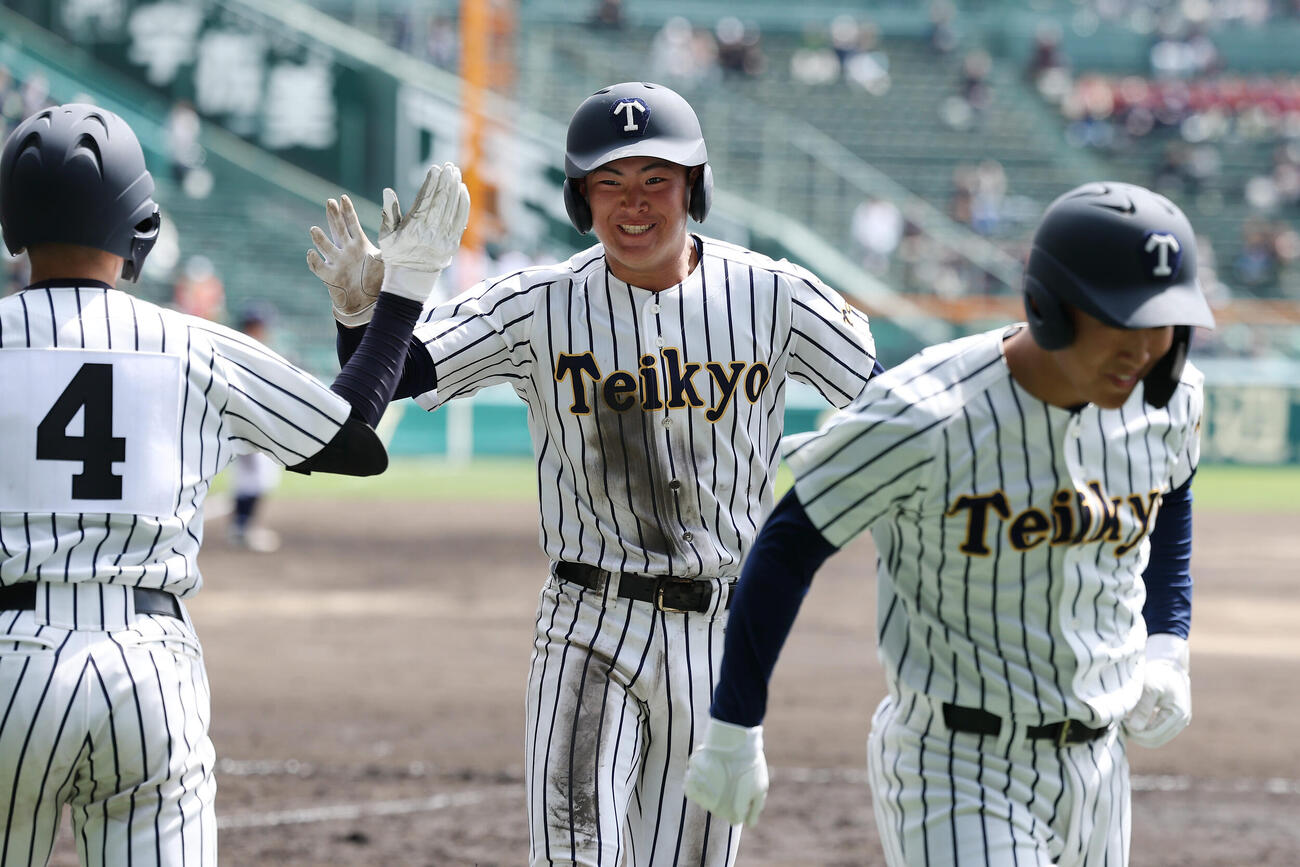 沖縄尚学対帝京　8回裏帝京1死満塁、蔦原の2点適時二塁打で逆転の生還を果たした二走目代（中央）（撮影・前田充）