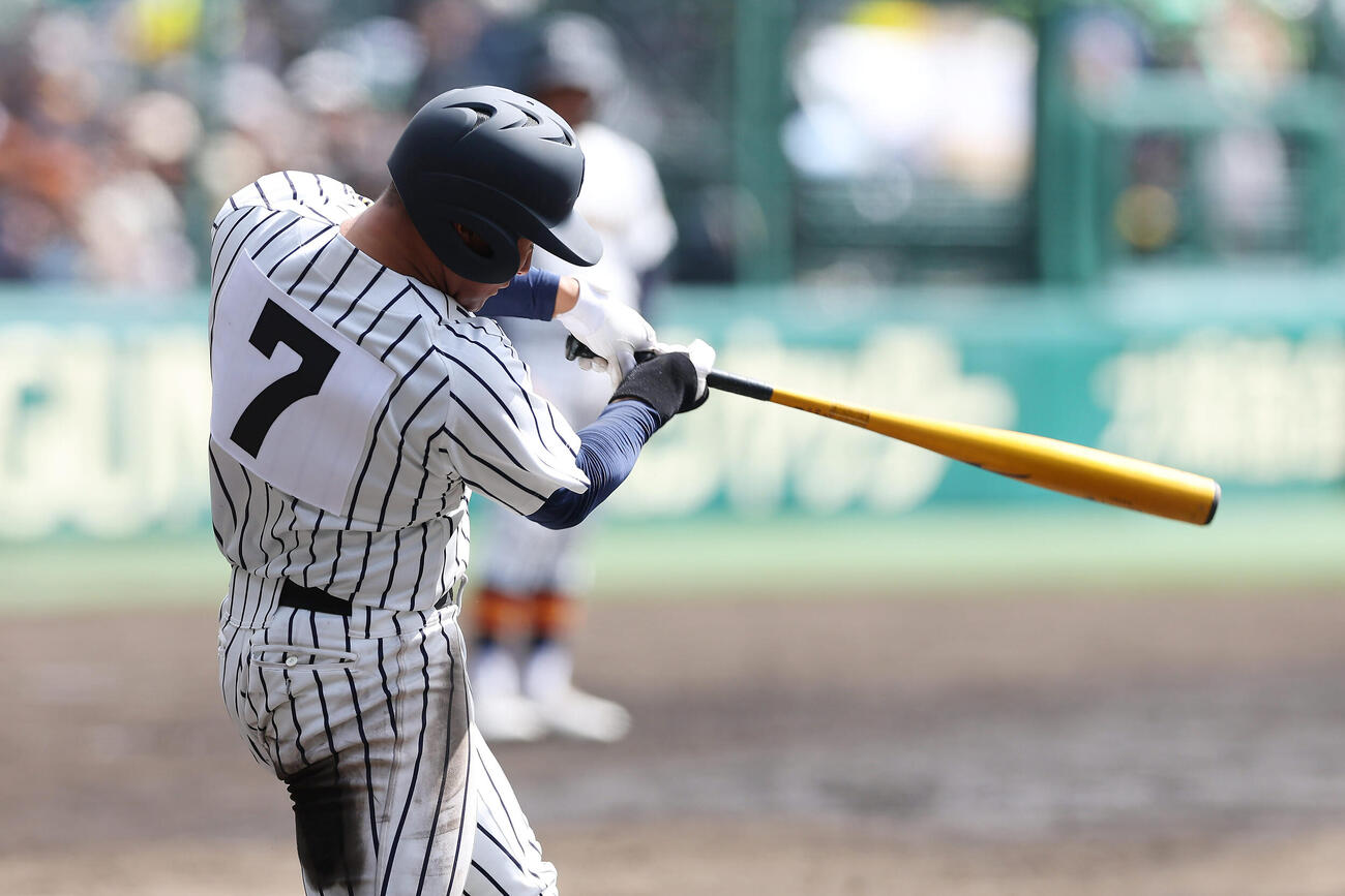 沖縄尚学対帝京　8回裏帝京1死満塁、逆転の中越え2点適時二塁打を放つ蔦原（撮影・前田充）