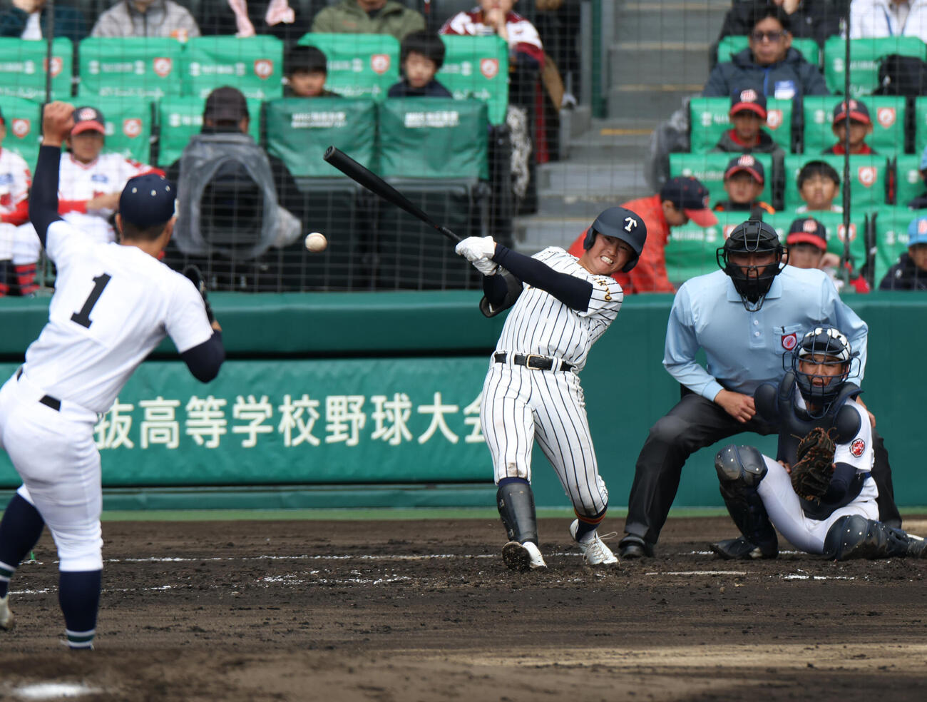 沖縄尚学対帝京　3回裏帝京2死、池田は中前打を放つ（撮影・上山淳一）