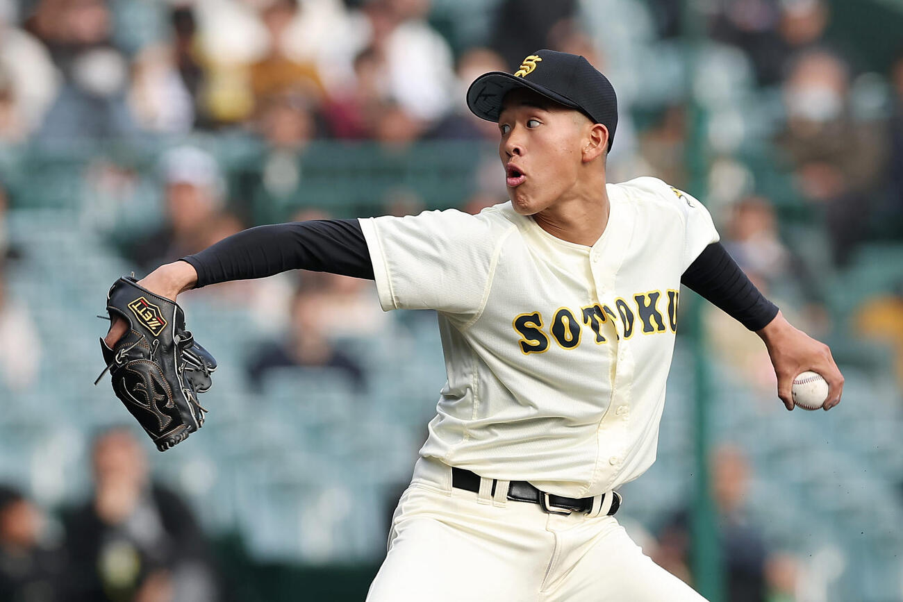 八戸学院光星対崇徳　力投する崇徳先発の徳丸（撮影・前田充）