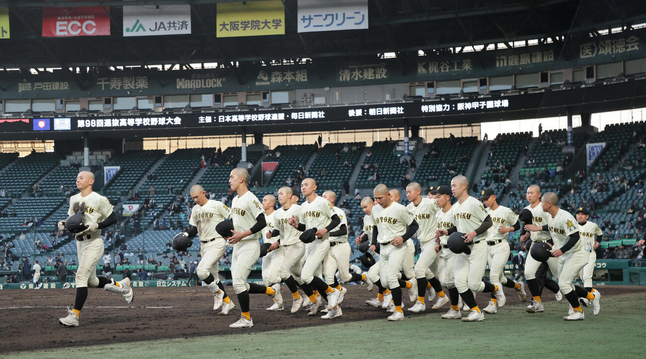八戸学院光星対崇徳　1タイブレークで敗れてあいさつに向かう崇徳ナイン（撮影・宮崎幸一）