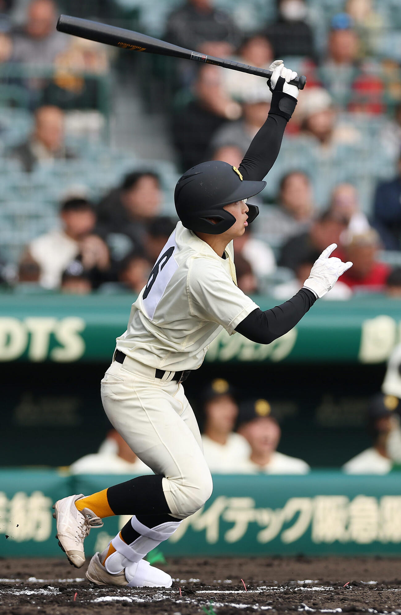 八戸学院光星対崇徳　1回裏崇徳1死一、二塁、左越え2点適時二塁打を放つ田井（撮影・前田充）