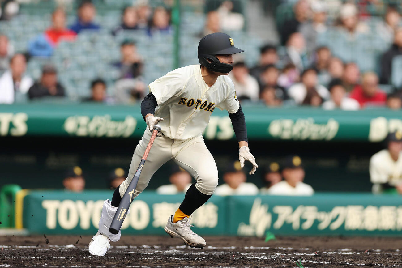 八戸学院光星対崇徳　2回裏崇徳1死三塁、中前適時打を放つ新村（撮影・前田充）
