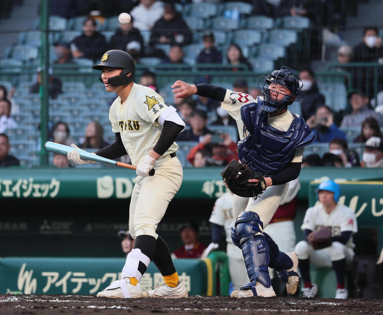 八戸学院光星対崇徳　8回裏崇徳1死二、三塁、打者寺西の時。鈴木の三塁けん制が高く浮き、三塁走者の鈴木がかえり同点となる（撮影・宮崎幸一）