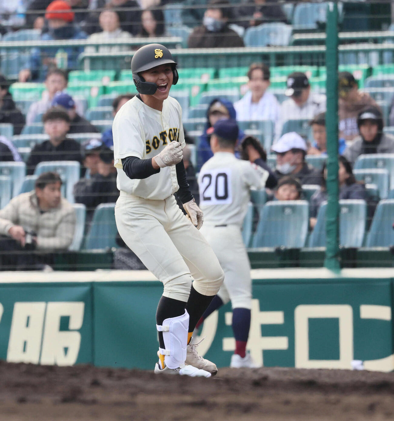 八戸学院光星対崇徳　2回裏崇徳1死三塁、新村は中前適時打を放つ（撮影・宮崎幸一）