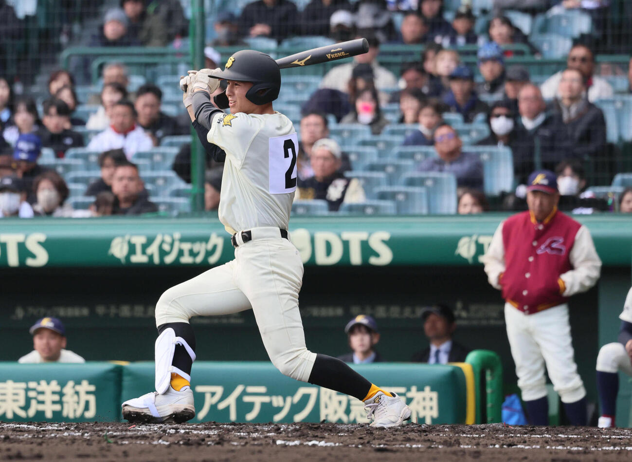 八戸学院光星対崇徳　2回裏崇徳1死三塁、新村は中前適時打を放つ（撮影・宮崎幸一）