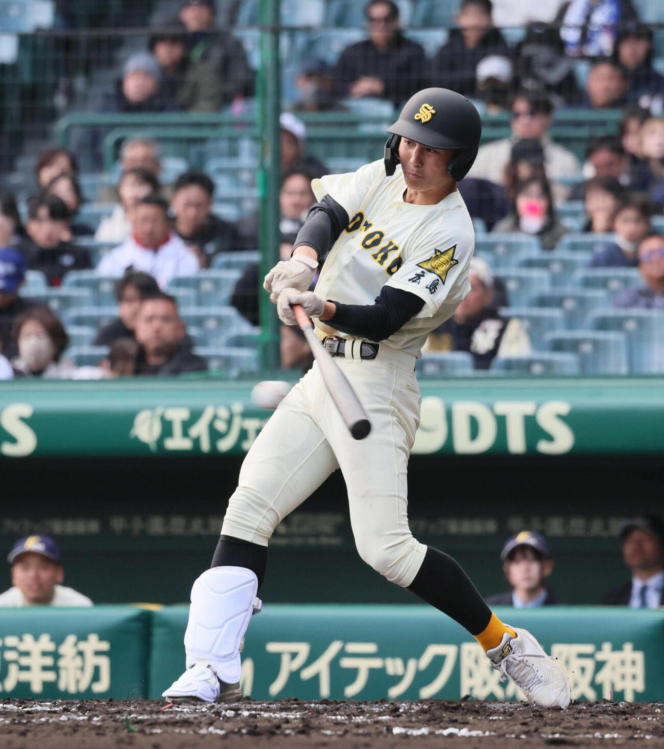 八戸学院光星対崇徳　2回裏崇徳1死三塁、新村は中前適時打を放つ（撮影・宮崎幸一）