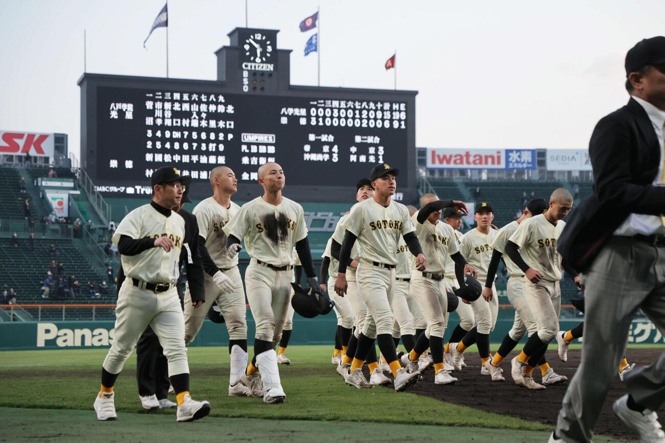 八戸学院光星対崇徳　1タイブレークで敗れてた崇徳ナイン（撮影・宮崎幸一）