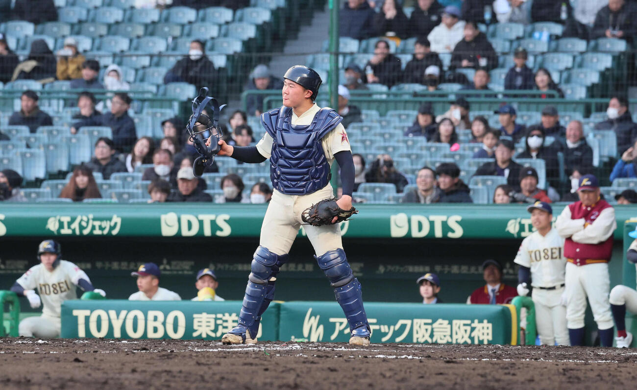八戸学院光星対崇徳　8回裏崇徳1死二、三塁、打者寺西の時。鈴木の三塁けん制が高く浮き、三塁走者の鈴木がかえり同点となる（撮影・宮崎幸一）