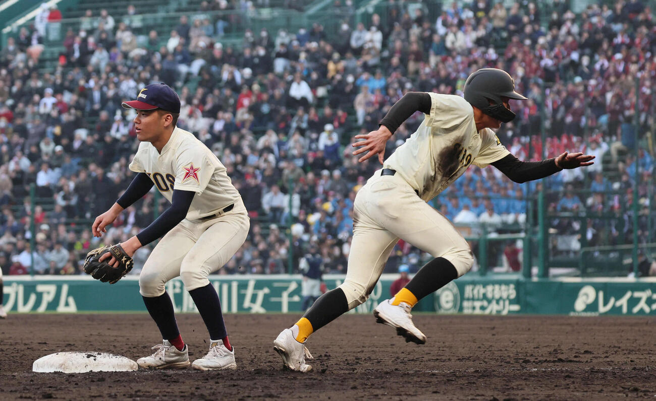 八戸学院光星対崇徳　8回裏崇徳1死二、三塁、打者寺西の時。鈴木の三塁けん制が高く浮き、三塁走者の鈴木がかえり同点となる（撮影・宮崎幸一）