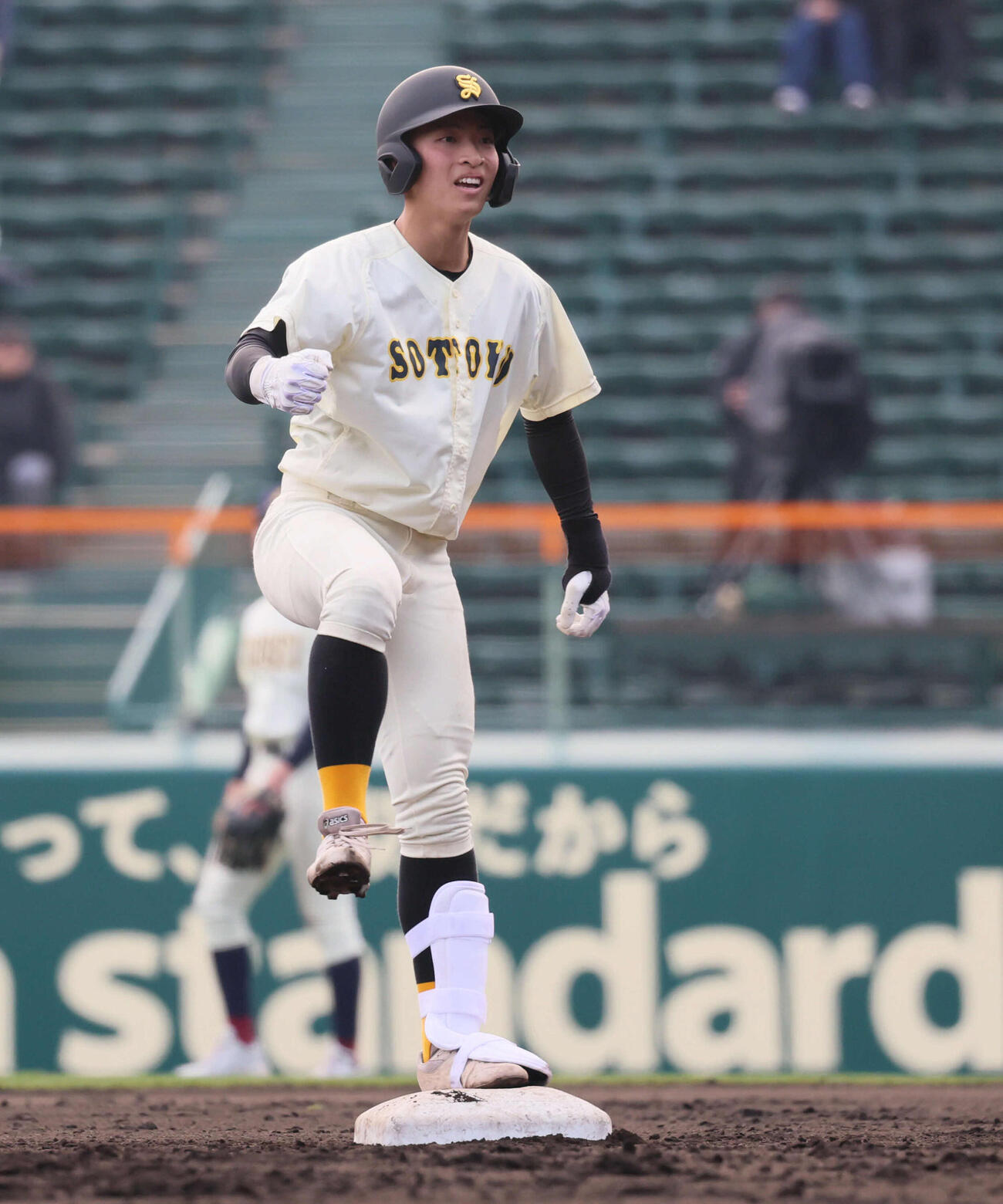 八戸学院光星対崇徳　1回裏崇徳1死一、二塁、田井は左越え2点適時二塁打を放つ（撮影・宮崎幸一）