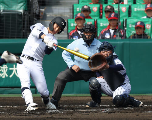 中京大中京対阿南光　2回表中京大中京2死一塁、川石は右越え二塁打を放つ（撮影・上山淳一）